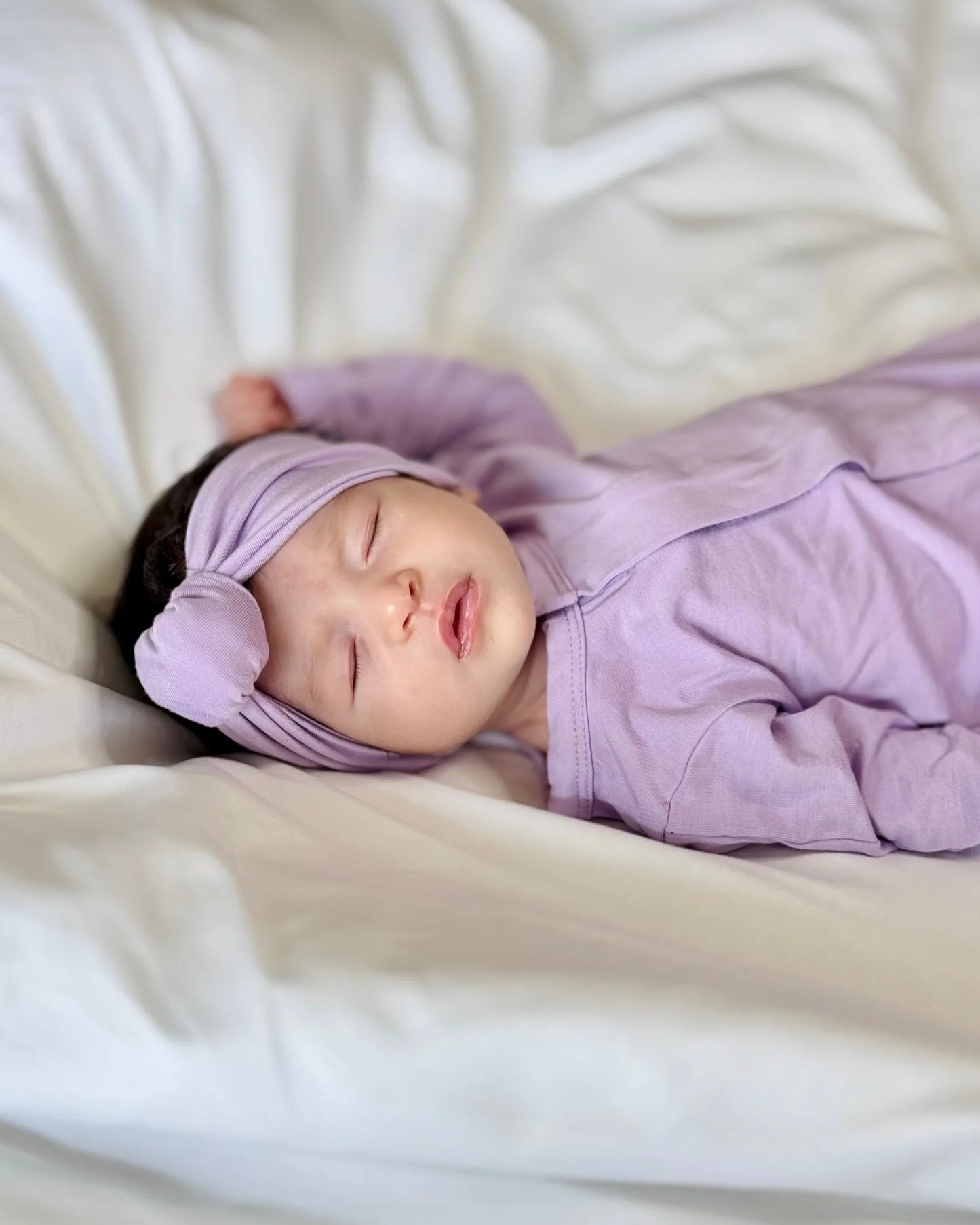 Mameluco magnético color lavanda con bandita moño, bebe niña