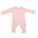 Mameluco magnetico rosa con pie, ideal para cambios